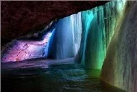 Необычные явления природы. Водопад замерзающий летом,  крохотный водоем с ледяной водой...